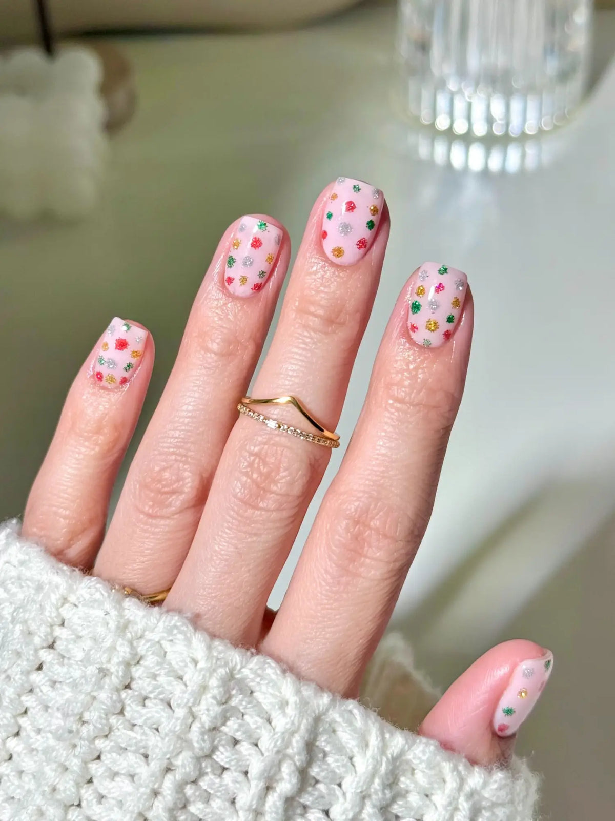 Roze gelnagels met kleine meerkleurige bloemen op een glanzende zachte basis voor natuurlijk nageldesign