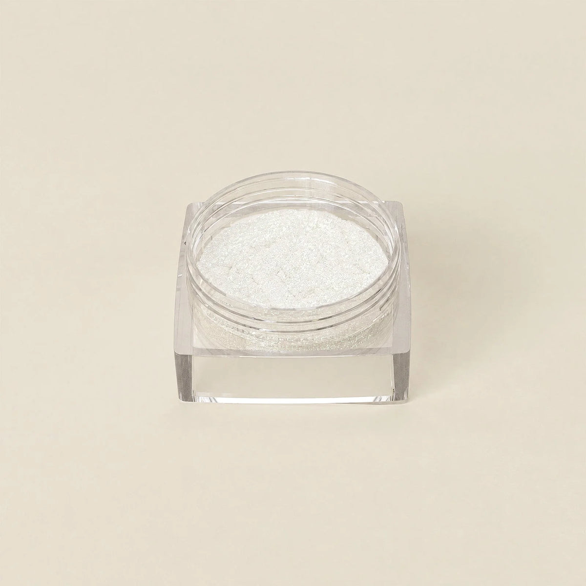 Heldere vierkante container met glinsterend wit glitterpoeder uit chrome powder bundle vijf kleuren