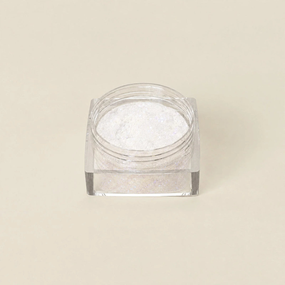 Heldere vierkante glazen pot gevuld met witte glinsterende poeder sapphire shift chrome powder