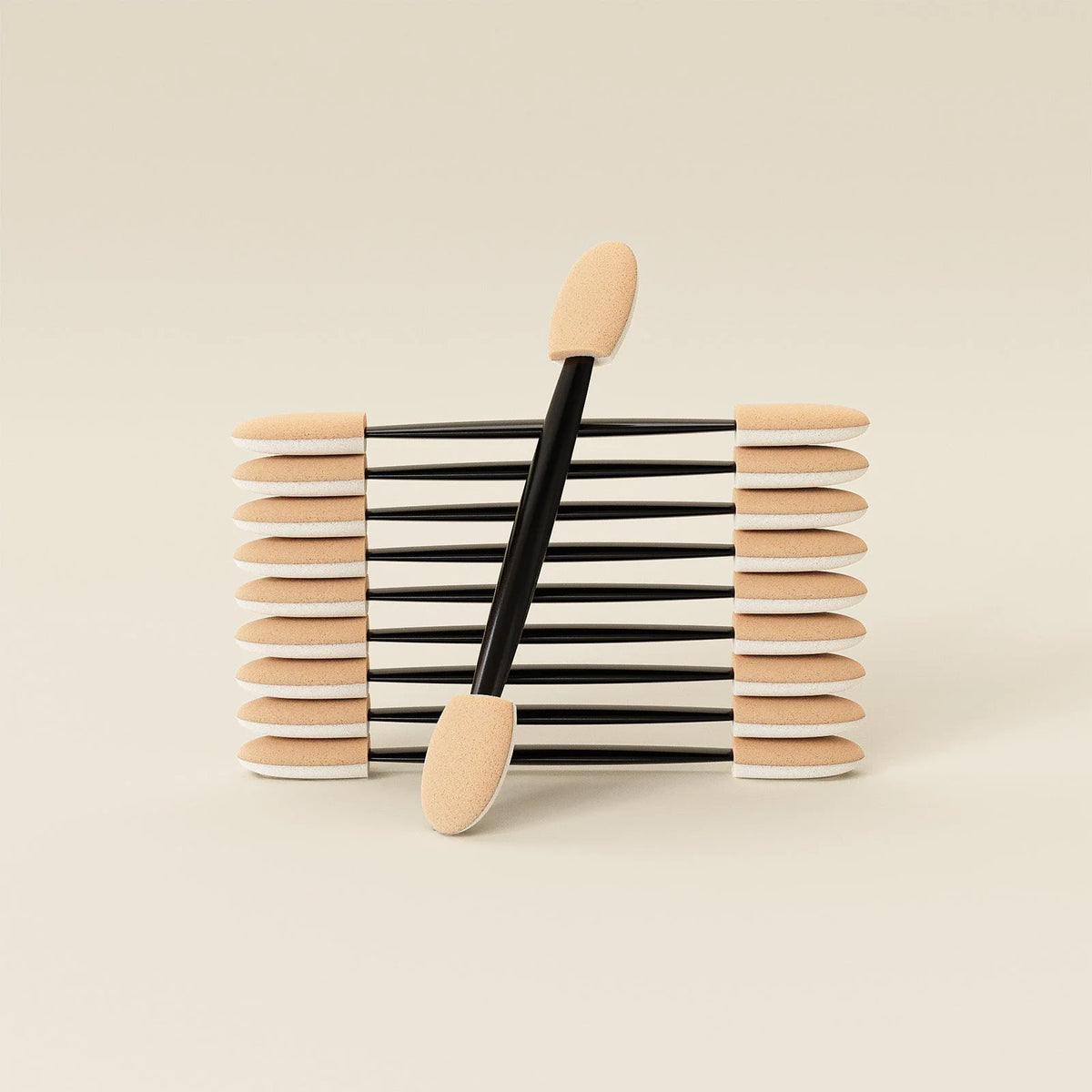Een set beige sponsapplicators met zwart handvat uit de chrome powder bundle met vijf kleuren
