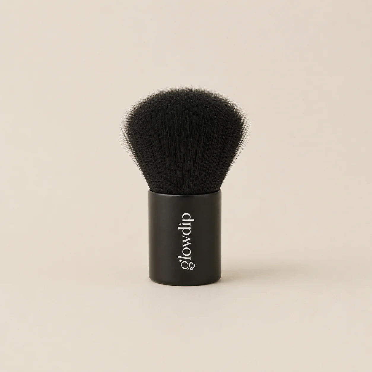 Borstel zwarte synthetische make-up kwast met glanzend zwart handvat en glowdip merknaam in wit