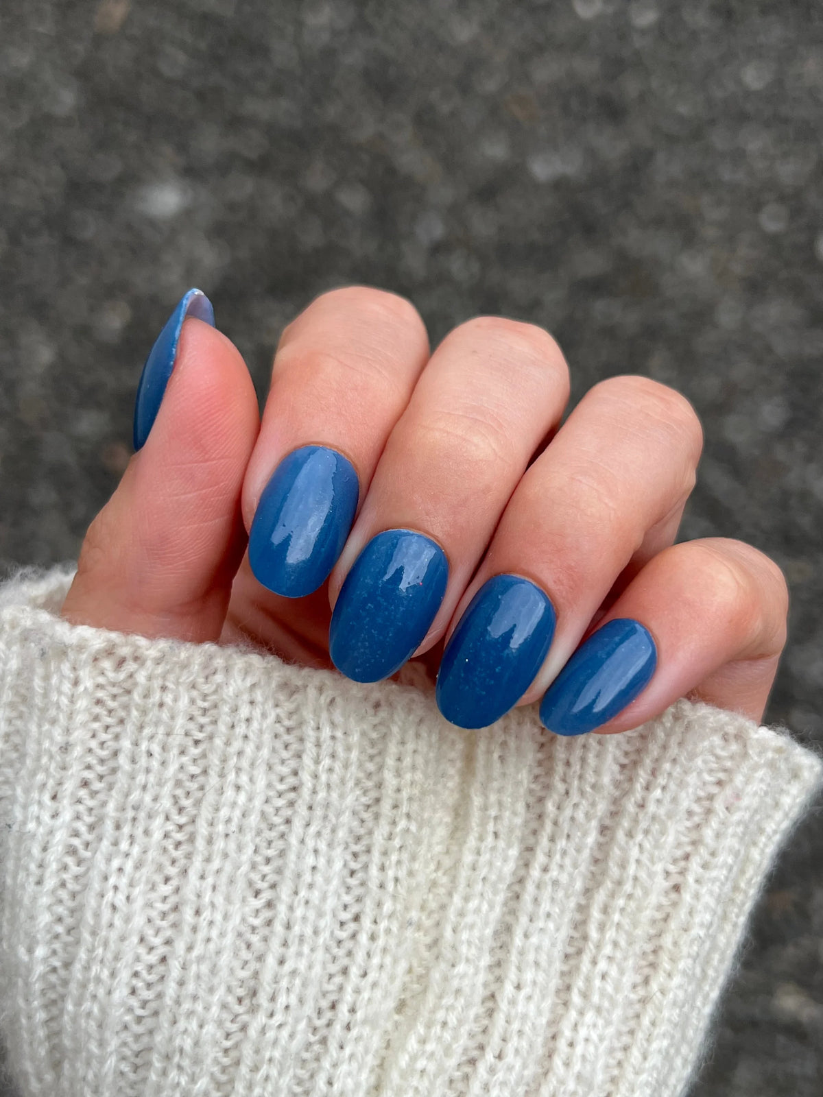 Blauwe glanzende nagellak op netjes verzorgde nagels limited edition 10 moon glow dipping powder
