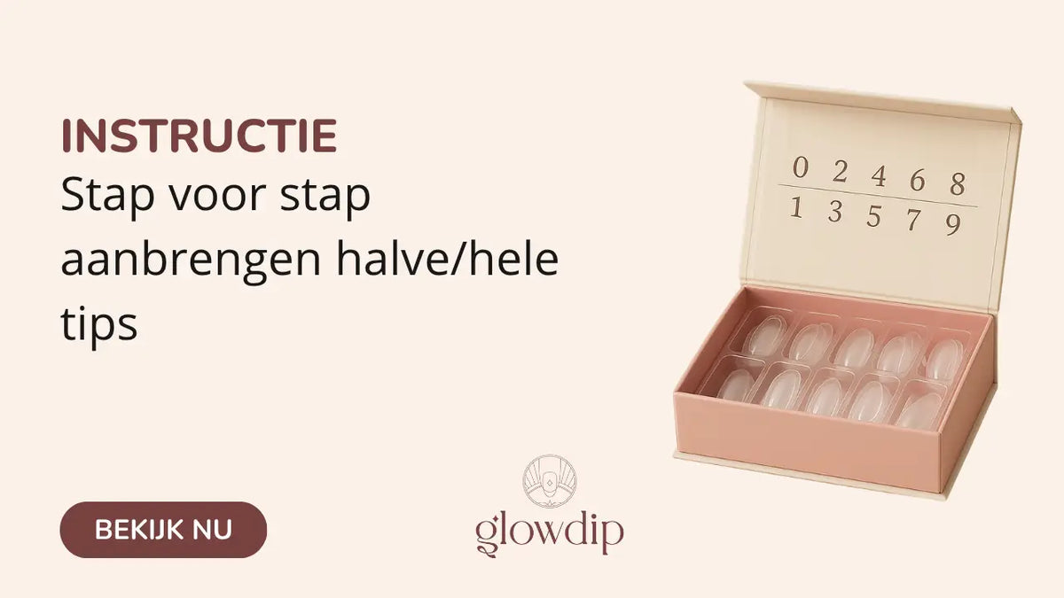 Een roze doos met tien glanzende transparante nageltips met nummers 0 tot 9 voor aanbrengen halve of hele tips