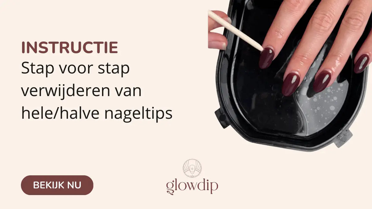 Zwart plastic nageltip verwijdertray met glanzende wijnrode gemanicuurde hand voor verwijderen van nageltips