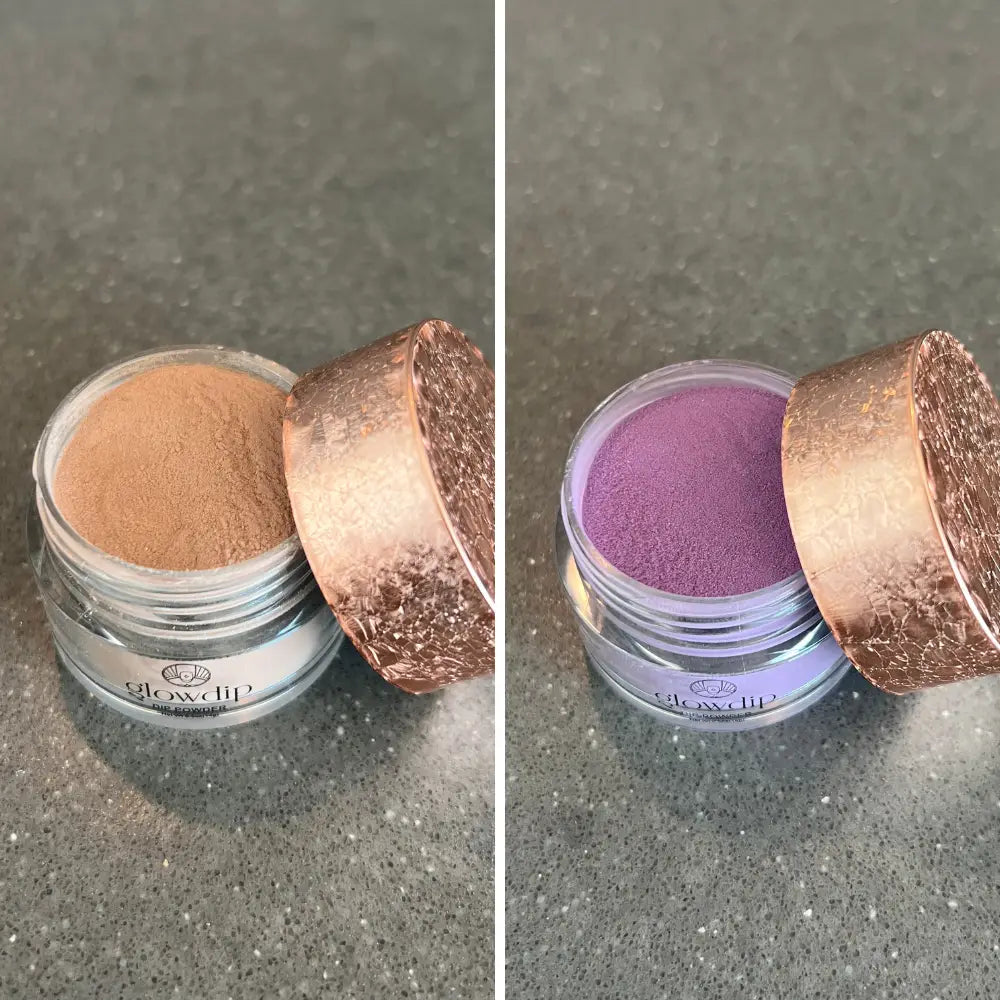Twee kleine glazen potjes met glowclip dipnagelpoeder in tan en paars voor dip nagels met roségouden deksels