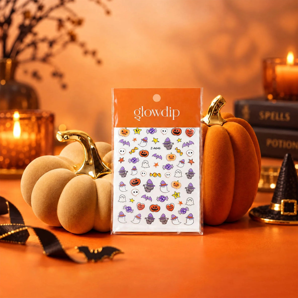 Halloween sticker met kleurrijke cartoonspoken, pompoenen, vleermuizen en heksen van glowdip op witte achtergrond