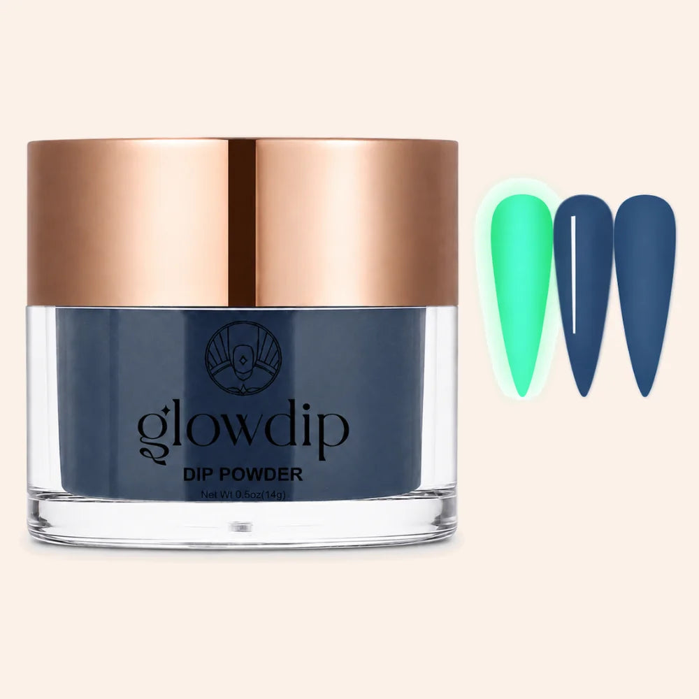 Een strakke glazen pot met een roségouden deksel bevat donkerblauw moon glow dip poeder met neon groen en marineblauwe nagelvoorbeelden