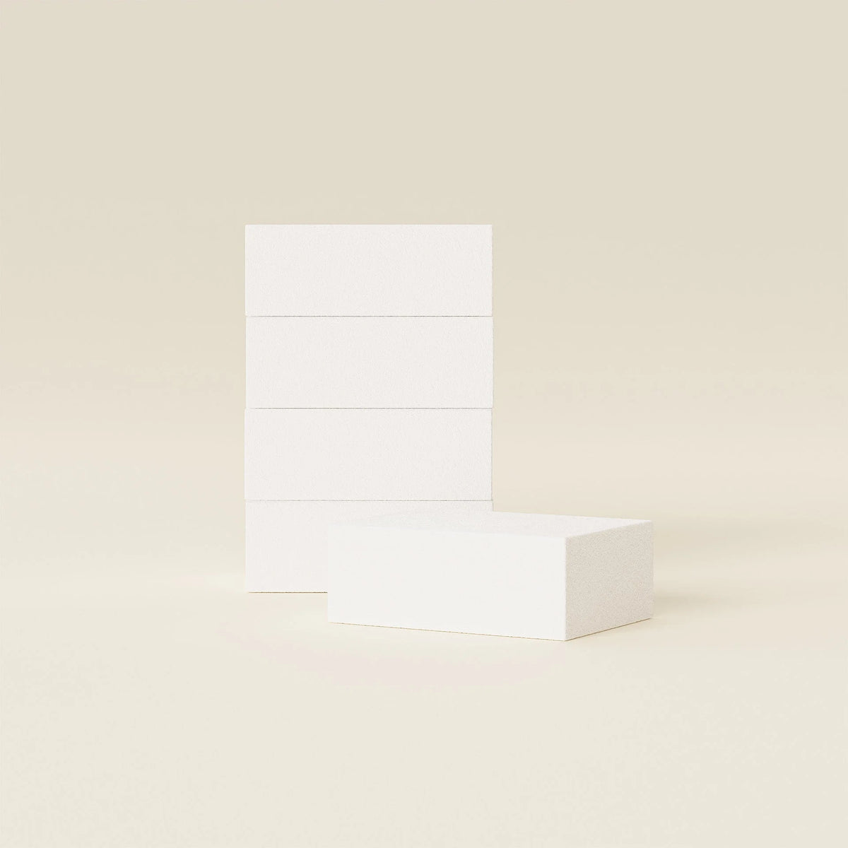 Stapel van vijf witte minimalistische buffer blokken van schuimstof voor bescherming en demping