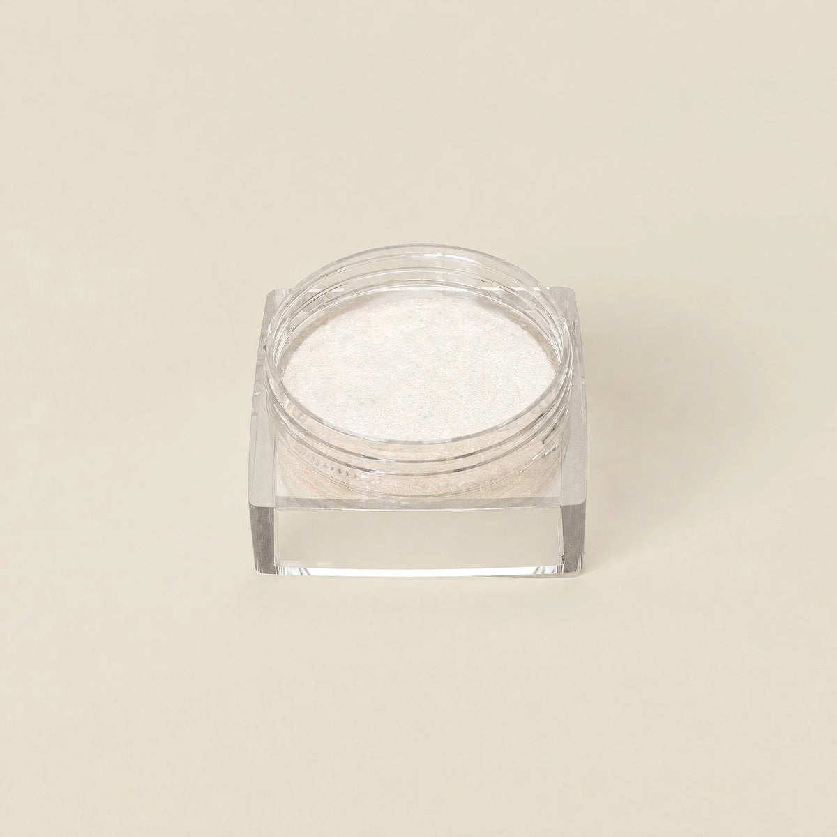Helder vierkant doosje met witte glinsterende poeder van crimson shift chrome powder