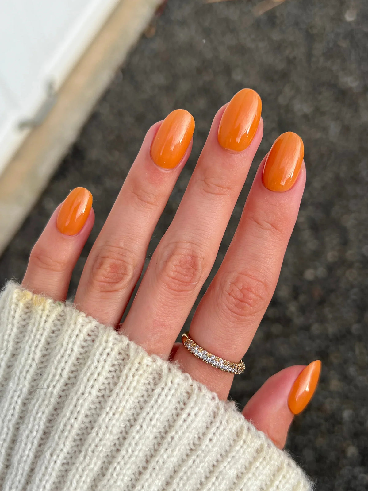 Vibrante oranje glanzende nagellak op netjes verzorgde vingers in herfst bundel set