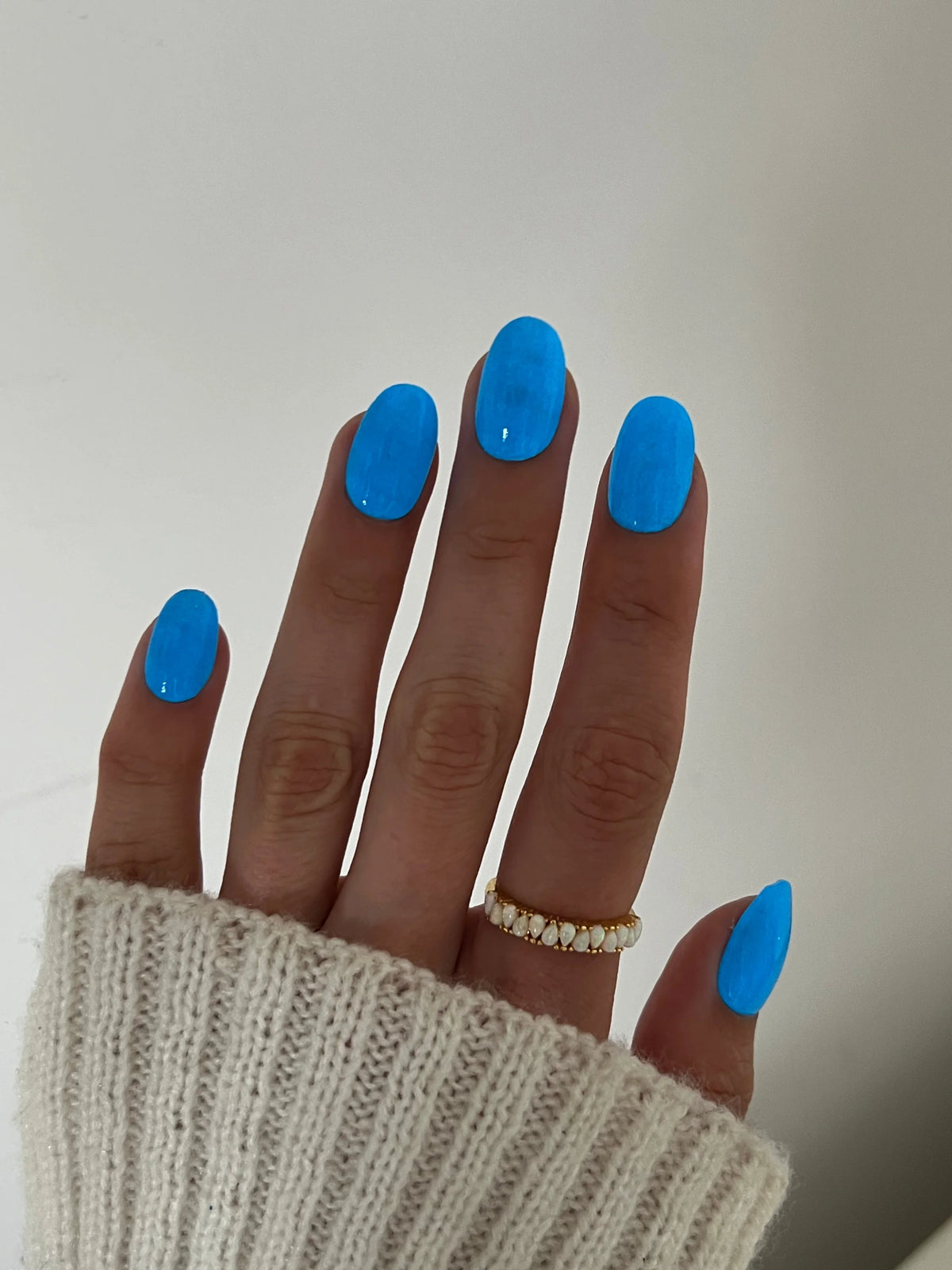 Felblauwe glanzende nagellak op netjes gelakte vingers limited edition 10 moon glow dipping powder