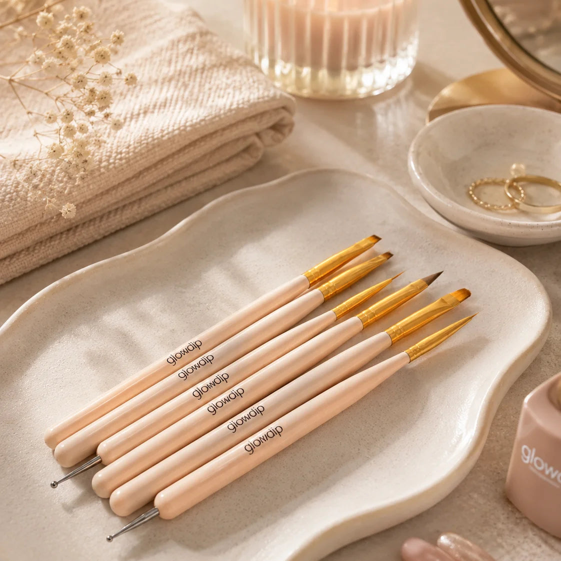 Set van vijf blushkleurige houten handvat nagelkunst penselen met gouden ferrules en fijne punten van glowclip